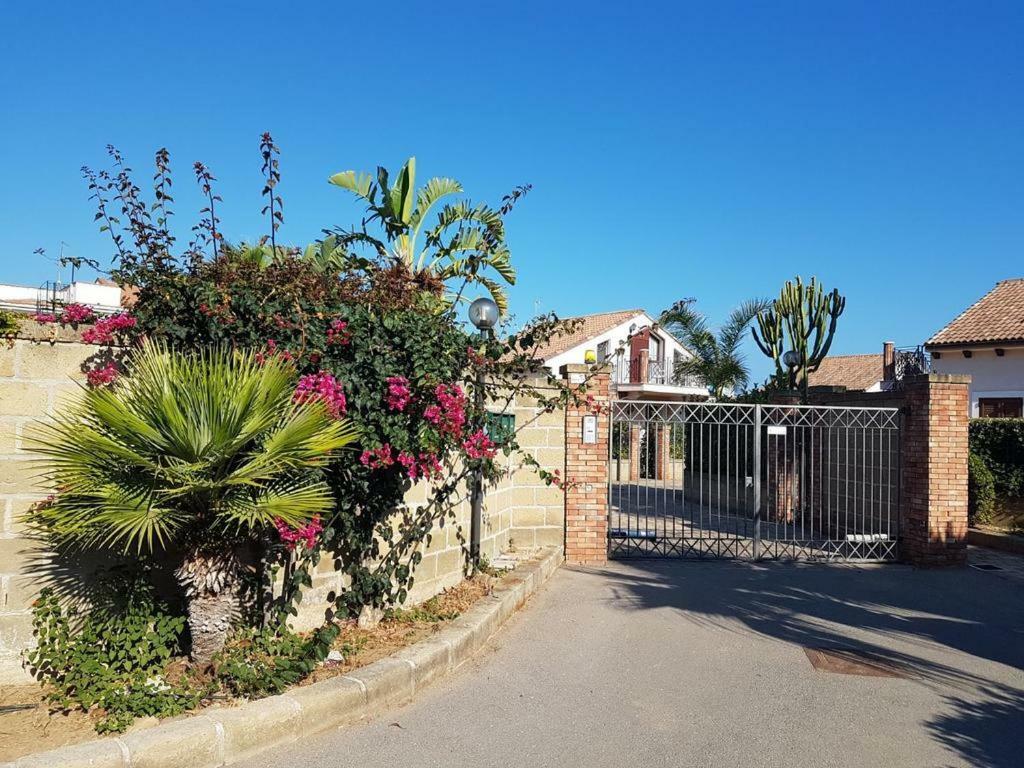 Mansarda Camelie Via Dei Normanni, 45 Vila Campofelice Di Roccella Exterior foto